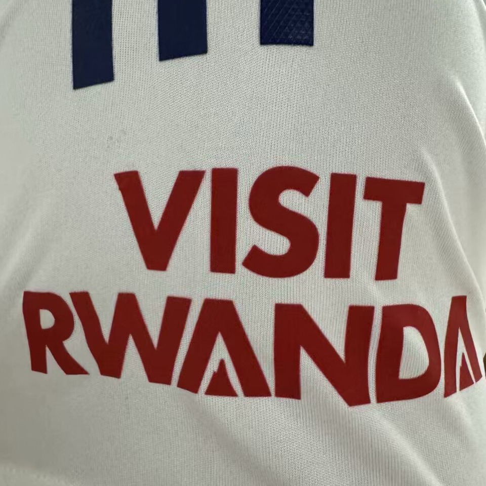 VISIT RWANDA 红色袖广告